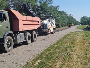 Дорожники приступили к ремонту проезжей части между населёнными пунктами на территории Верхнекубанского сельского поселения от х.Марьинского до х.Дальнего и до х.Западного.